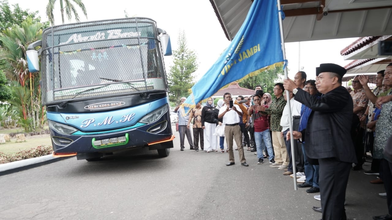 Gubernur Al Haris lepas kontingen PWI Jambi ke HPN 2023 Medan, Minggu (5/2)
