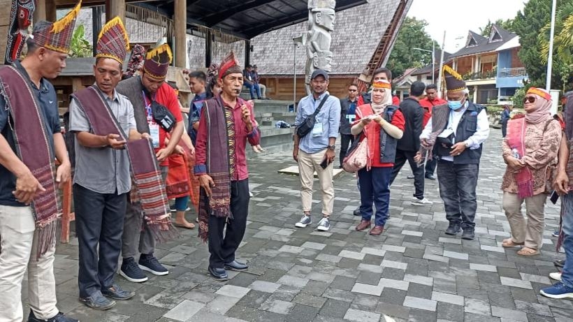 Penambalan marga dua orang pengurus SMSI Provinsi Sumatera Utara, Senin (6/2)