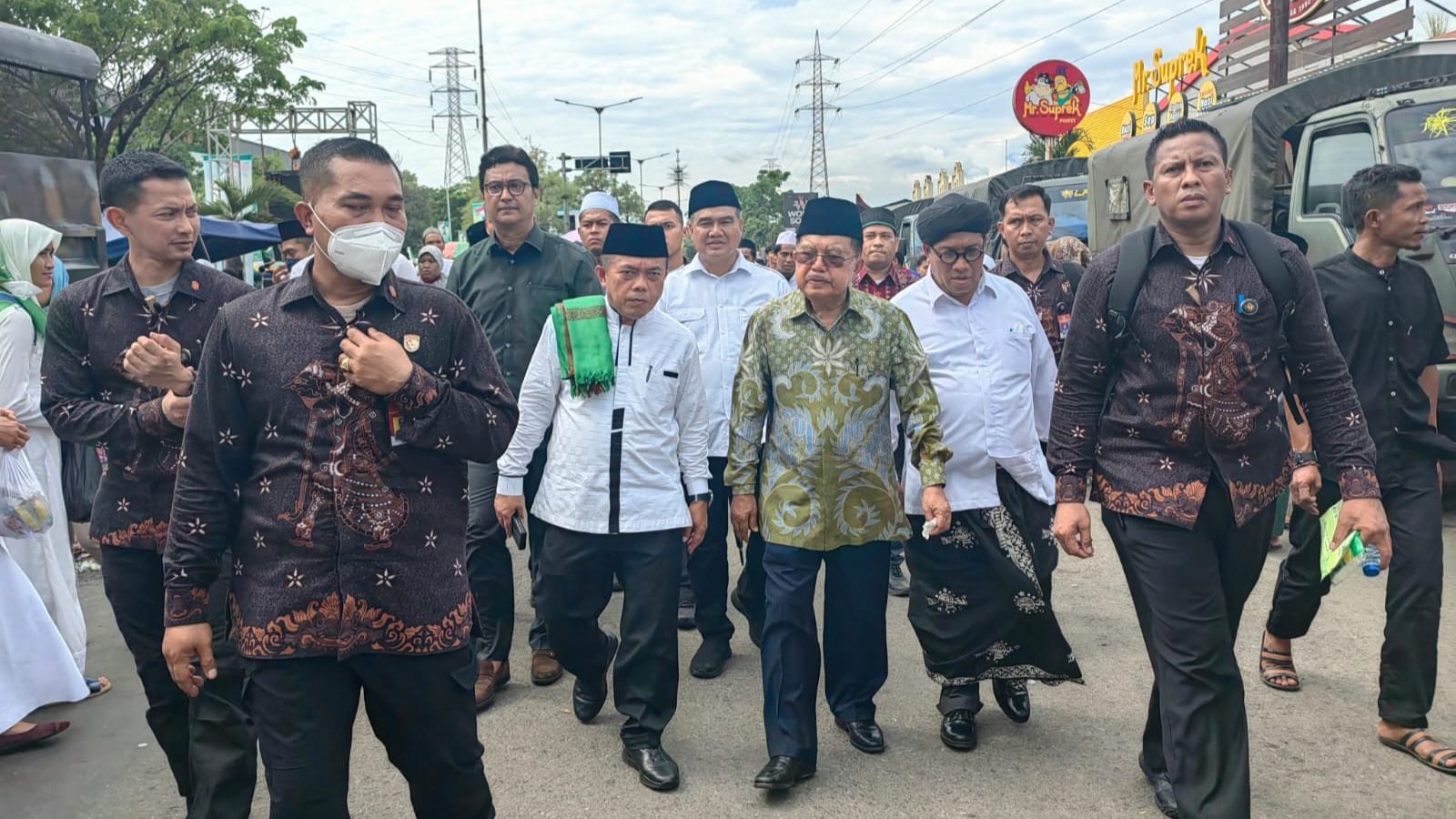 Gubernur Al Haris dan Jusuf Kalla saat hadiri puncak satu abad NU, Selasa (7/2)