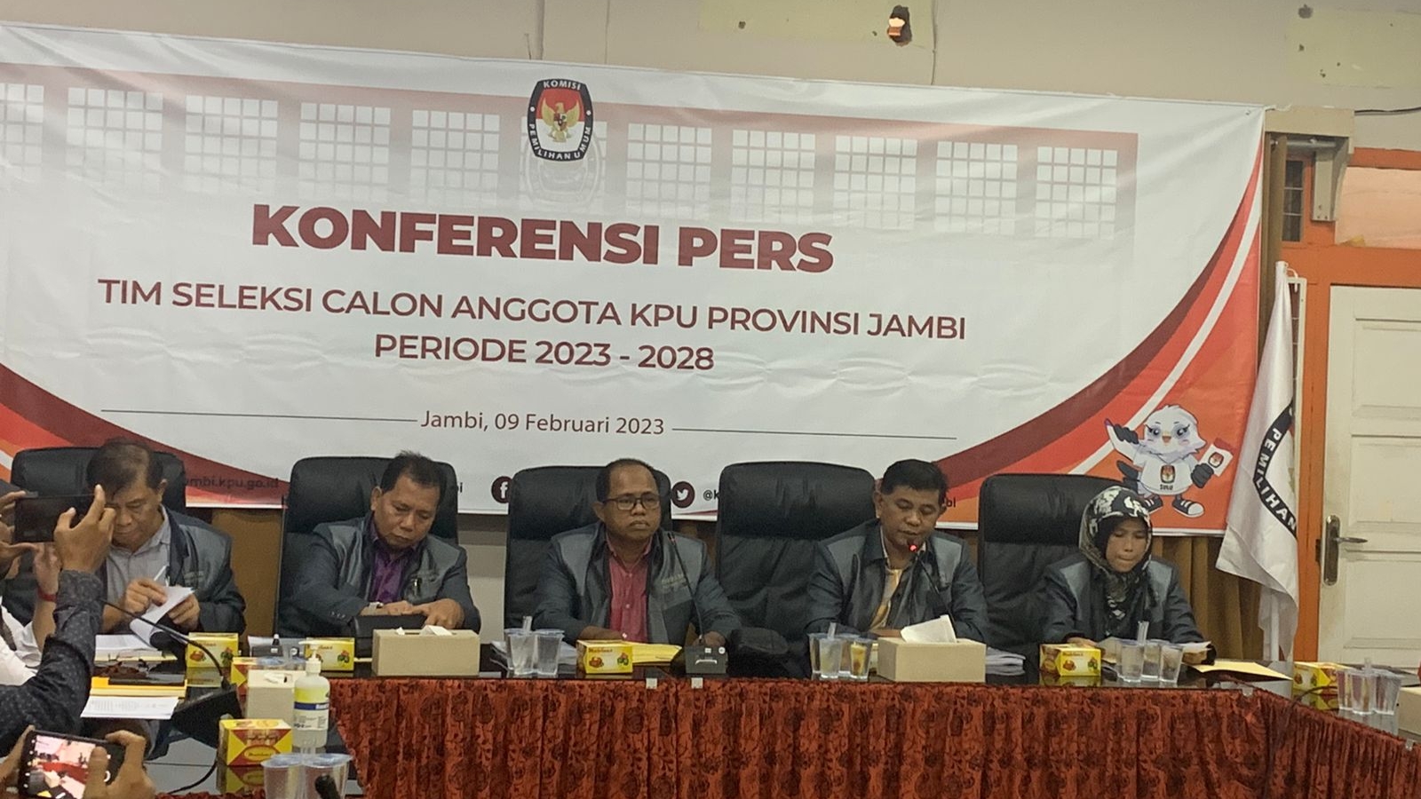 Konferensi pers Timsel KPU Provinsi Jambi di Sekretariat KPU Provinsi Jambi, Kamis (9/2)