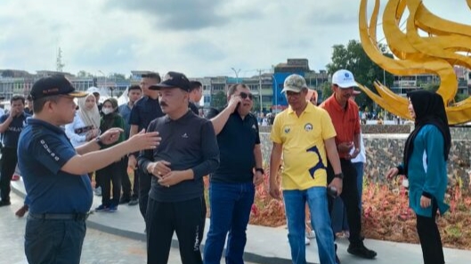 Gubernur Al Haris dan Kadis PUPR Jambi tinjau Taman Putri Pinang Masak, Jumat (10/2)