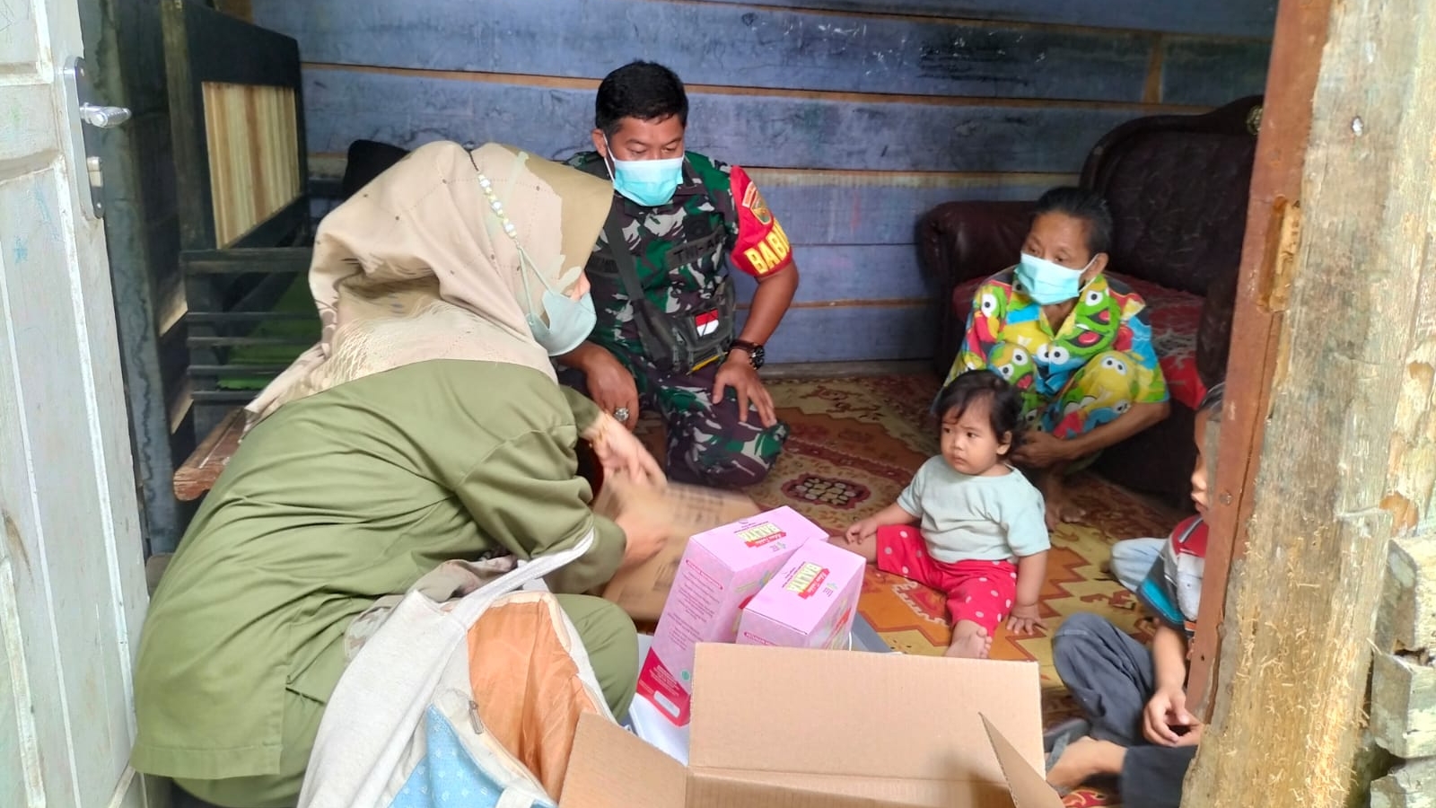 Pelda Azhar saat mengunjungi rumah Nasya anak penderita stunting di Alam Barajo, Sabtu (11/2)