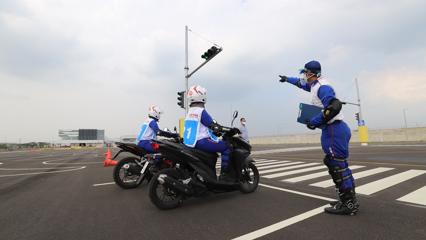 Instruktur saat memberikan intruksi tips berkendara aman ke pengendara 