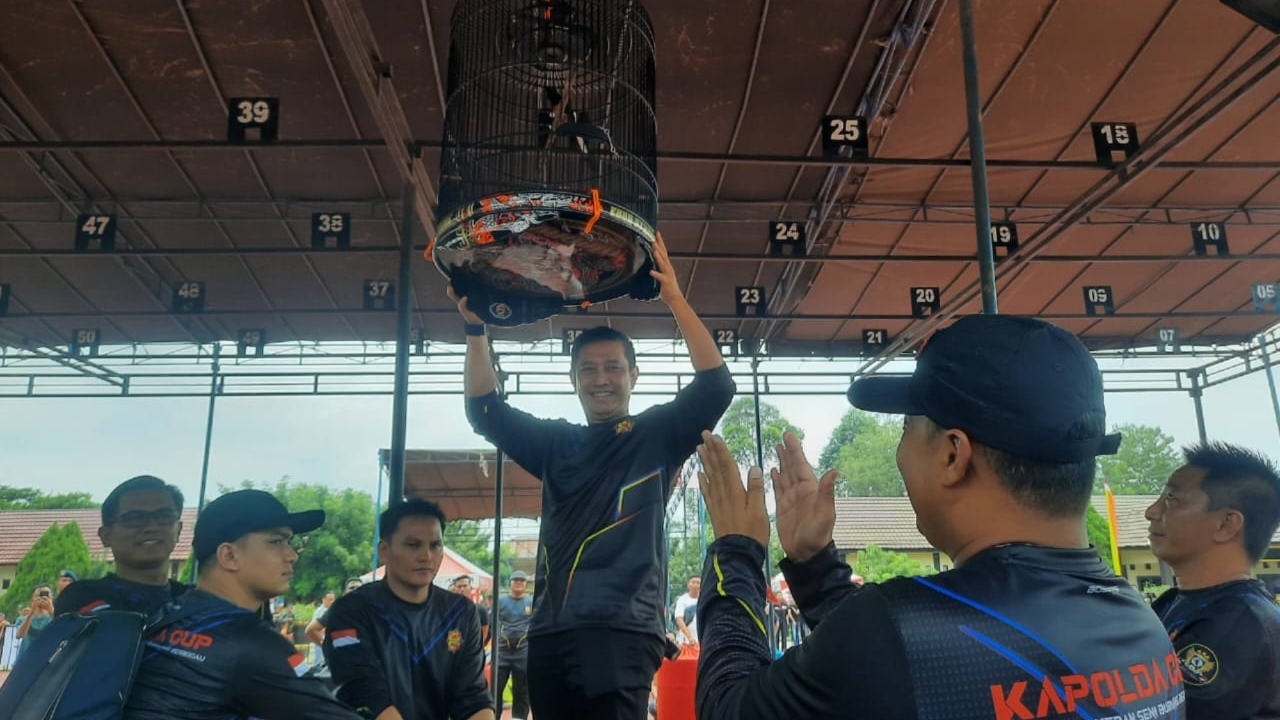 Kapolda Jambi saat membuka perlombaan seni burung berkicau Piala Kapolda Jambi, Minggu (12/2)