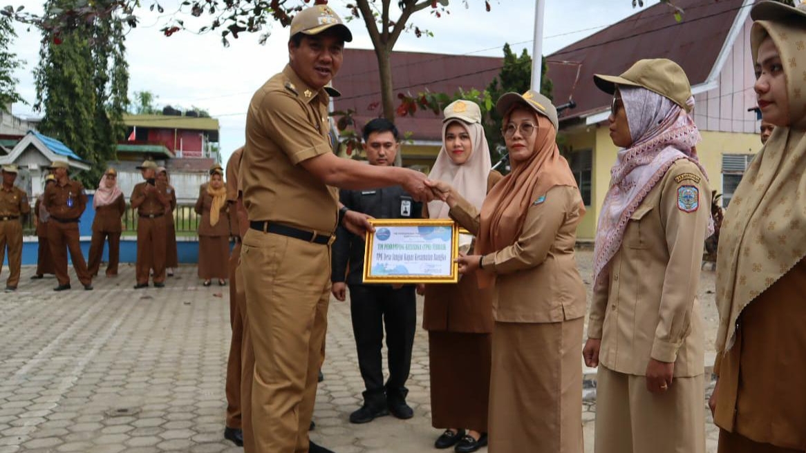 Nilwan Yahya memberikan piagam penghargaan pada ujung tombak penurunan stunting