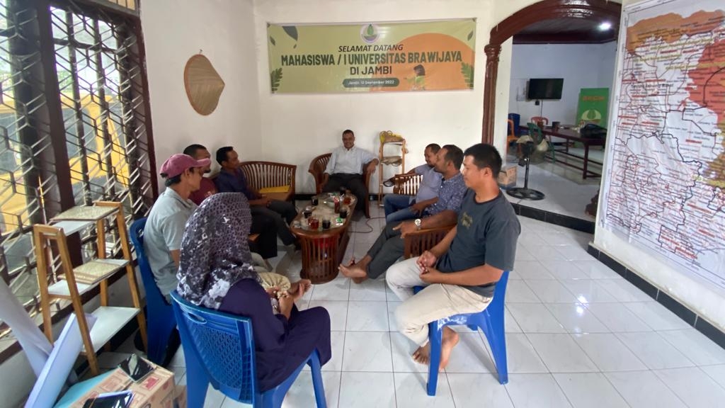Perangkat desa membawa kembali SK pengangkatan ke Kantor Musri Nauli & Associates, Selasa (14/2)
