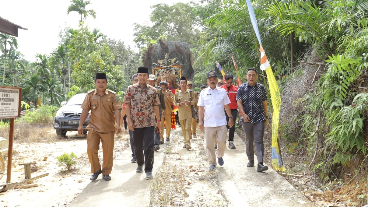 Edi Purwanto saat kunjungi ruas jalan yang diperbaiki PUPR Jambi, Senin (13/2)