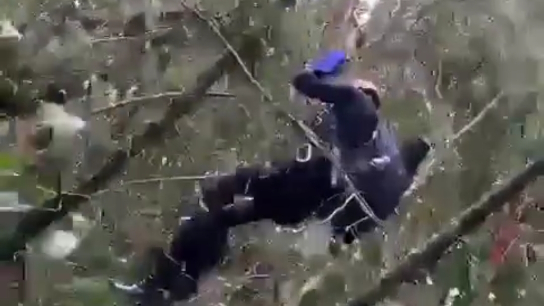 Tim SAR saat turun ke lokasi jatuhnya helikopter Kapolda Jambi, Senin (20/2)