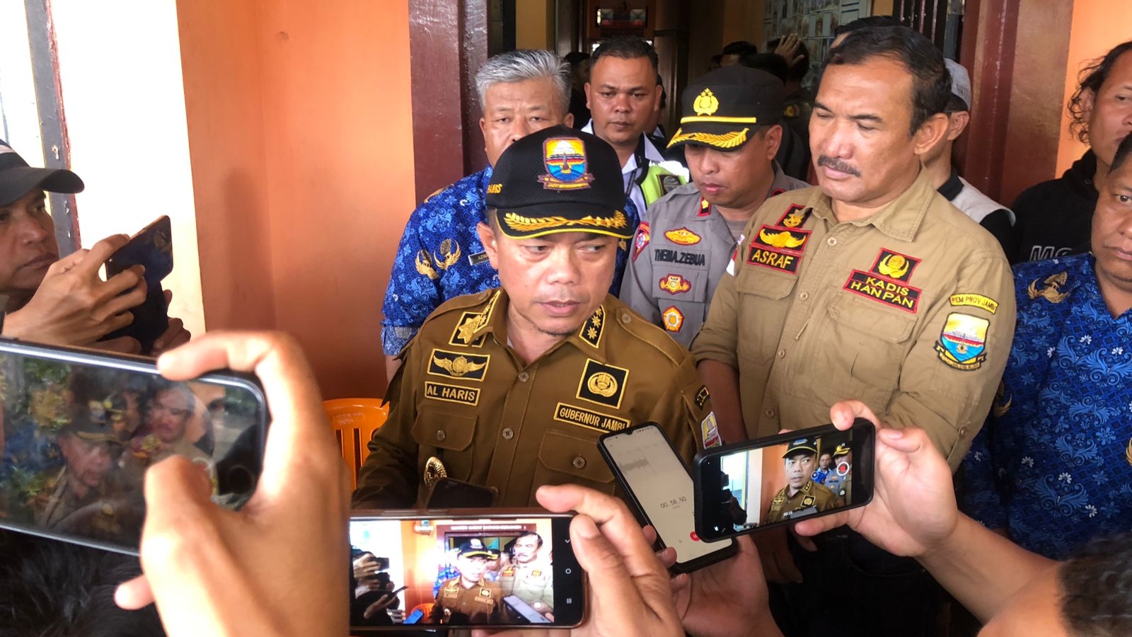 Gubernur Al Haris saat diwawancarai di Posko Tamiai, Senin (20/2)