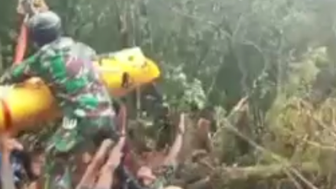 Petugas saat evakuasi Kapolda Jambi, Irjen Pol Rusdi Hartono 