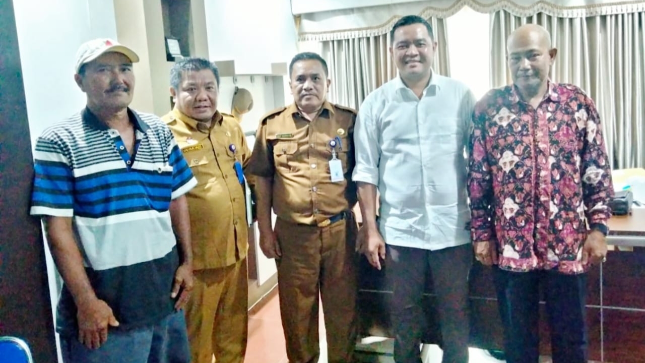 Ahmad Jahfar (kemeja putih) dan pengurus SMU Senyerang saat pertemuan dengan Disdik Jambi