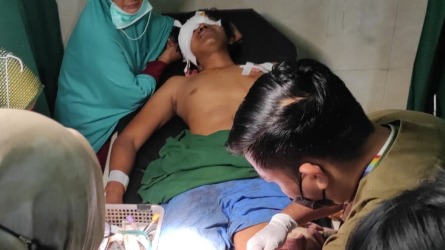 Pengobatan anggota BPD Muaro Jambi yang diserang beruang, Sabtu (25/2)