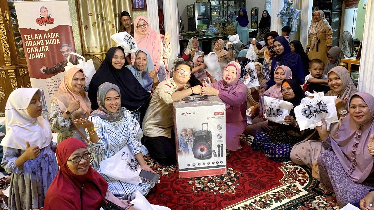 Orang Muda Ganjar saat beri bantuan pengeras suara untuk majelis taklim, Minggu (26/2)