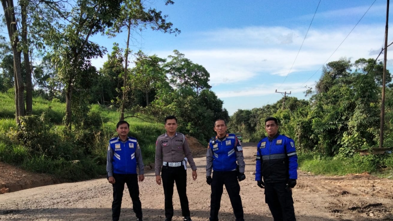 Petugas saat penyekatan angkutan batubara 