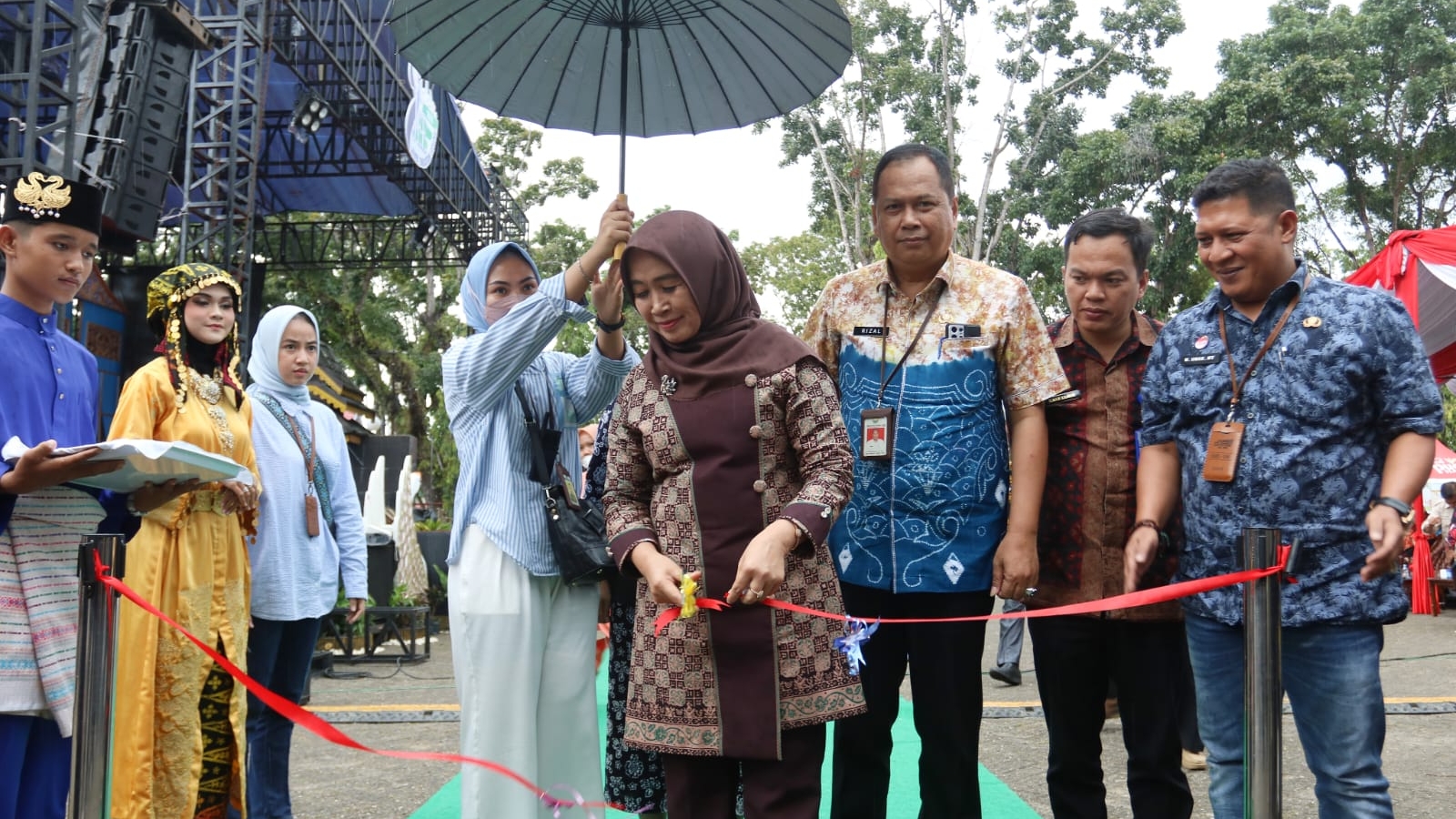 Hesti Haris saat membuka JEE tahun 2023 di halaman Disdik Provinsi Jambi, Jumat (3/3)