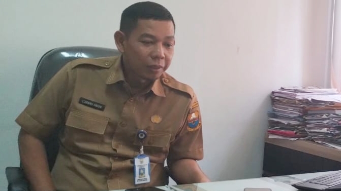 Kabid PPD BPKPD Provinsi Jambi, Lukman Hakim saat diwawancarai di ruang kerjanya, Senin (6/3)