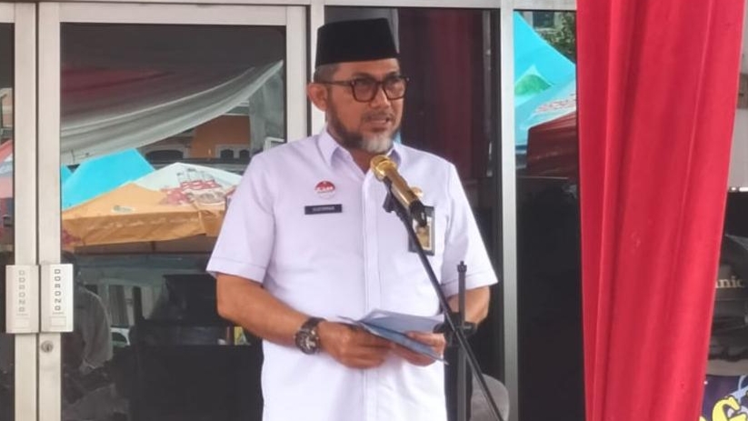 Sekda Sudirman saat buka bazzar dan pasar murah Jambi Mantap, Rabu (8/3)