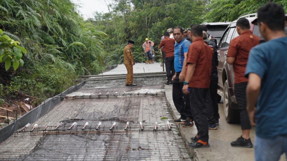 Al Haris saat tinjau jalan Batang Asai Sarolangun, Kamis (9/3)