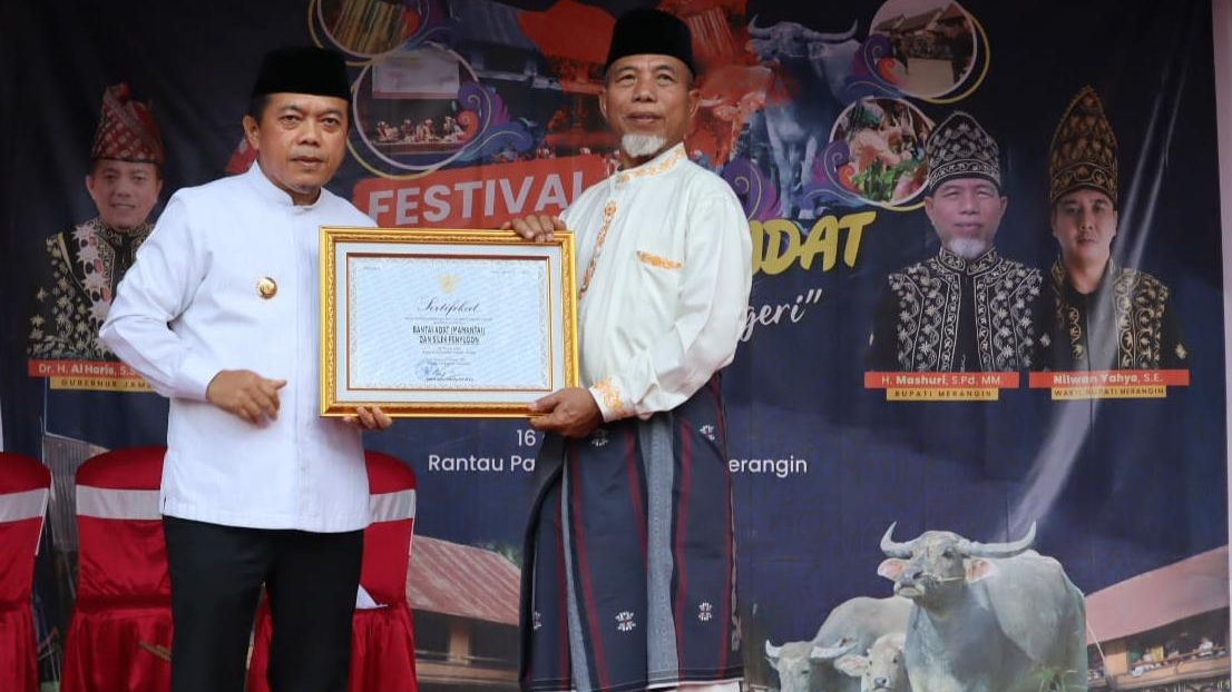 Gubernur Al Haris dan Bupati Mashuri bantai adat di Tabir, Jumat (17/3)