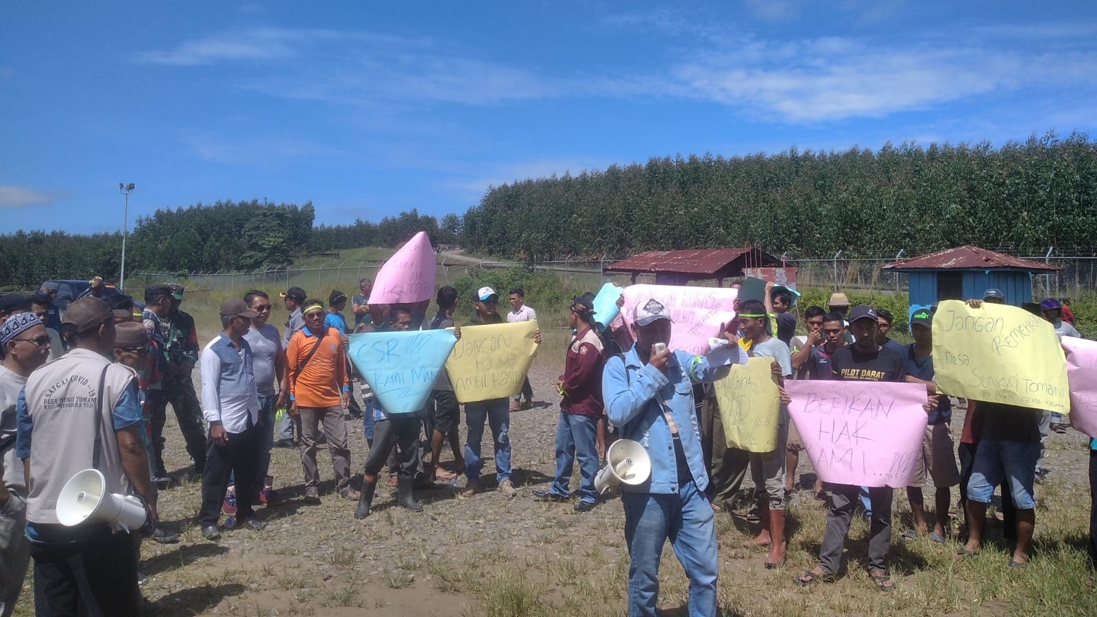Aksi warga Mendahara Ulu di salah satu pos PetroChina di wilayah Ripah 3, Tanjabtim, Selasa (21/3)