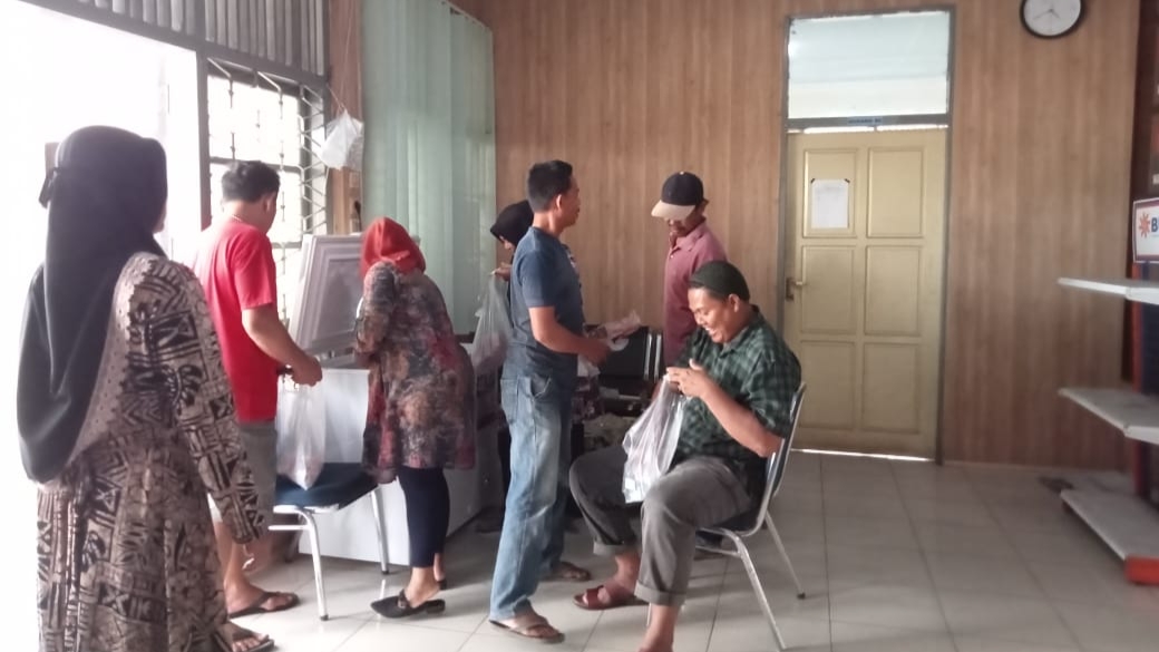 Suasana pelayanan Kanca Bulog Kuala Tungkal di hari libur, Rabu (22/3)