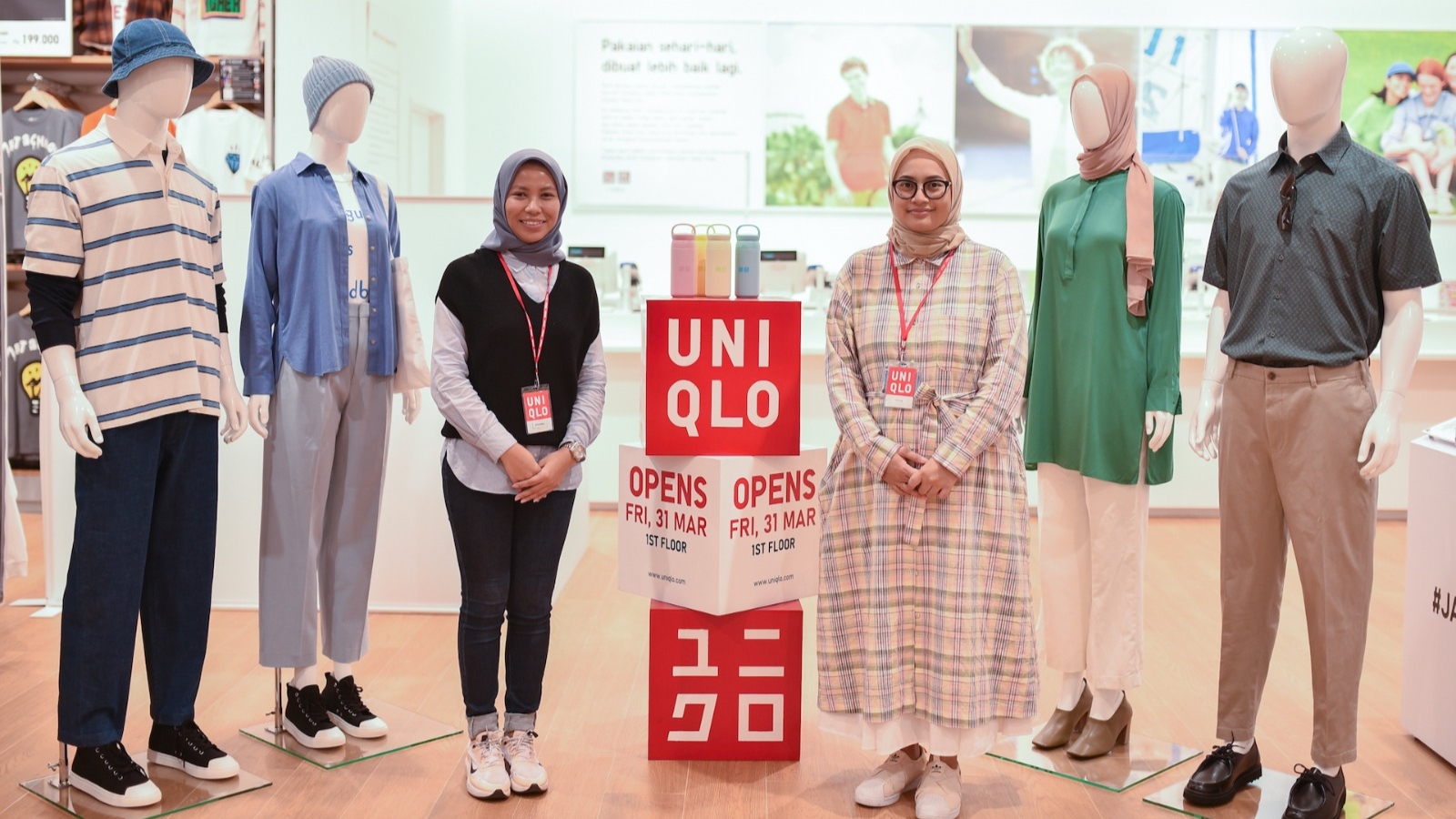 Pitaloka Ayustina Store Manager UNIQLO Jamtos (kiri) dan Yulia Rachmawati - PR Uniqlo Indonesia 