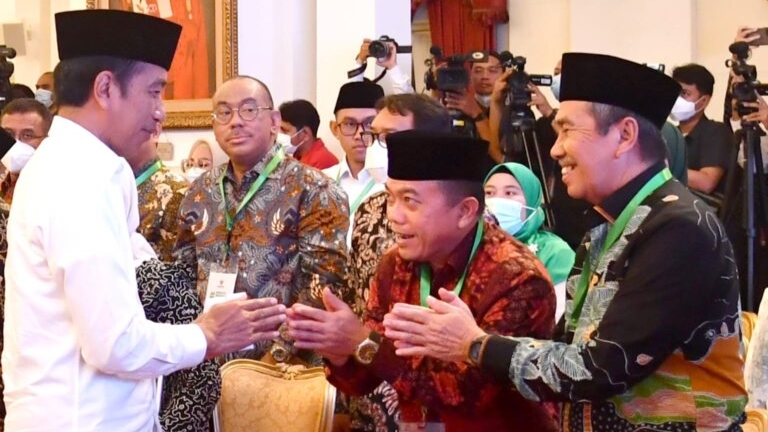 Al Haris saat terima penghargaan BAZNAS Awards 2023 yang diserahkan Presiden Jokowi, Senin (27/3)