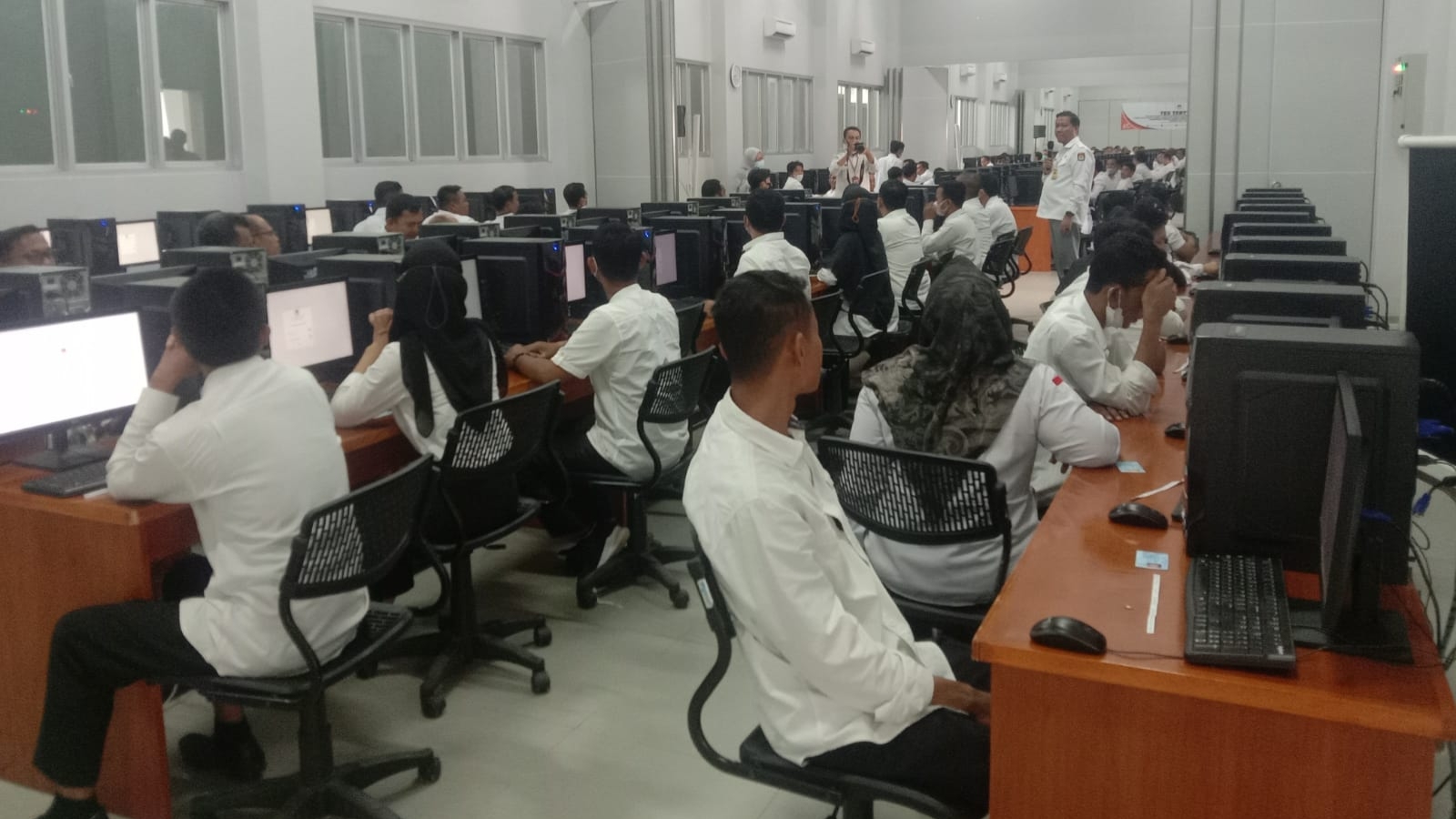 Suasana tes CAT KPU 7 Kabupaten di Provinsi Jambi, Kamis (30/3)