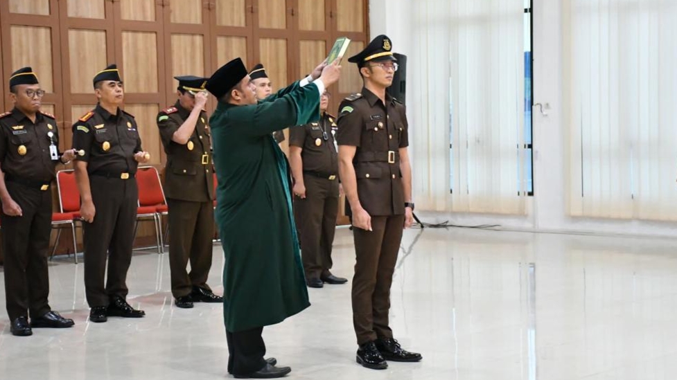 Wakajati Jambi lantik pejabat fungsional auditor Kejati Jambi, Senin (3/4)