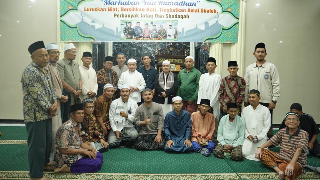 Al Haris saat Tarawih di Masjid Al Ikhlas Karang Anyar, Senin (3/4) malam