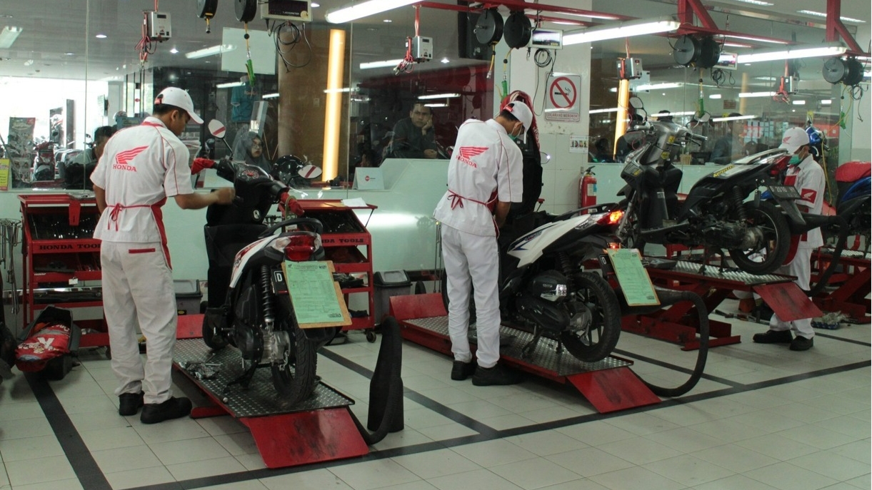 Suasana servis motor Honda 