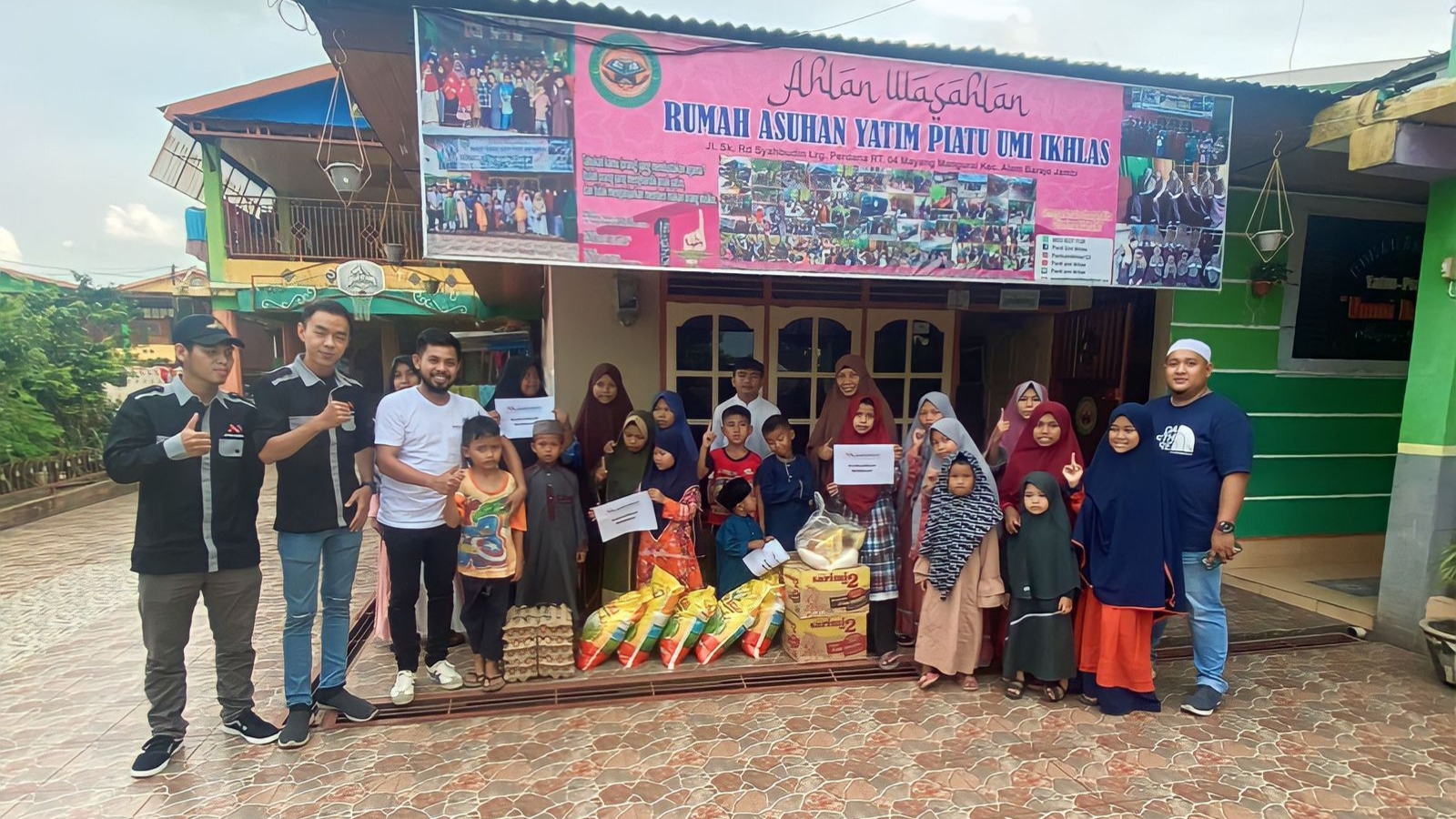 Amsindo Jambi aalurkan sembako ke Panti Asuhan, Jumat (7/4)