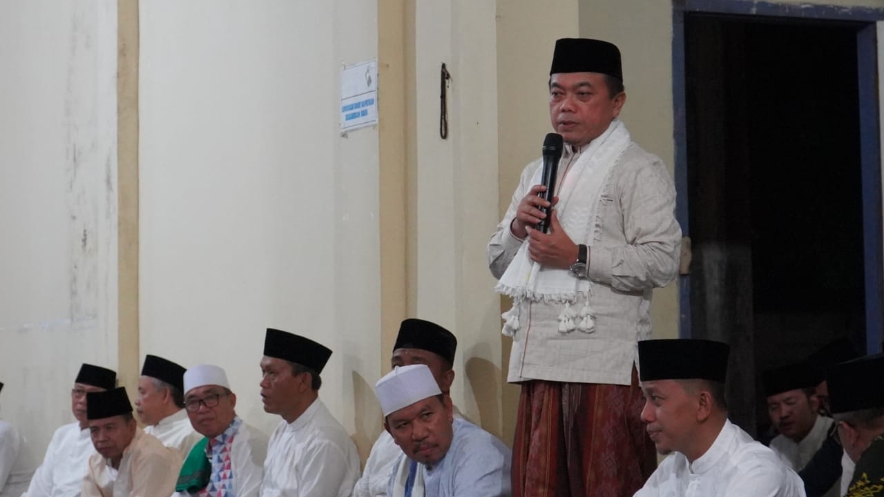 Gubernur Al Haris saat safari Ramadan di Desa Pulau Batu, Minggu (9/4)
