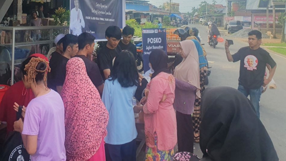 Ganjar Milenial Jambi saat adakan bazar sembako murah dan peduli laum duafa