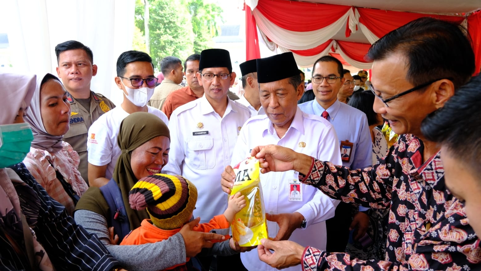 Wagub Abdullah Sani saat Pembukaan dan Launching Bazar minyak goreng murah, Rabu (12/4)