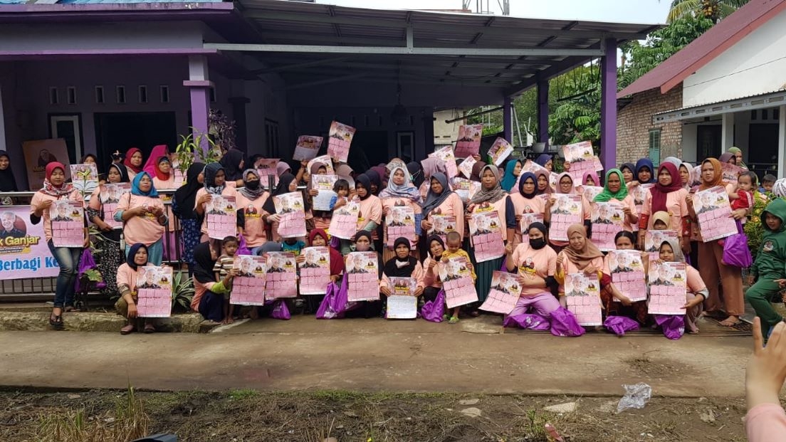 Mak Ganjar Jambi silaturahmi dengan ibu-ibu di Talang Duku, Jumat (14/4)