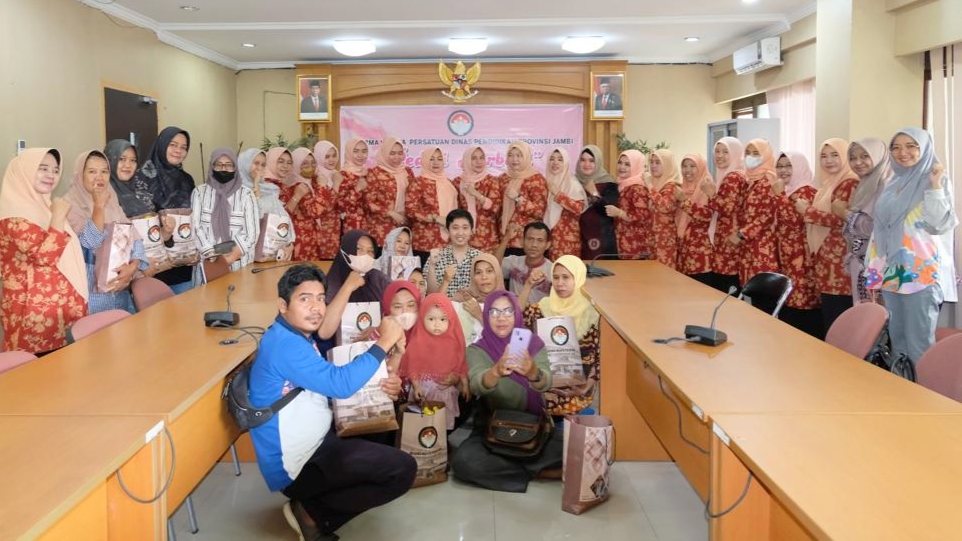 DWP Disdik Provinsi Jambi berikan bantuan tali asih menyambut Idul Fitri 1444 H, Sabtu (15/4)