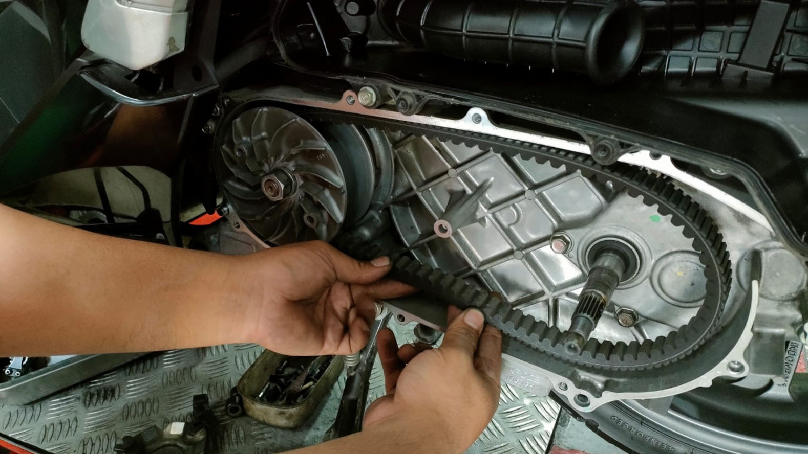 Tips perawatan V-belt motor skutik agar tetap awet 