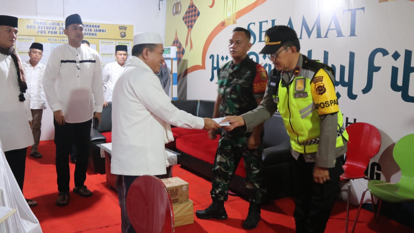 Gubernur Al Haris saat tinjau posko pengamanan Idul Fitri 1444 H