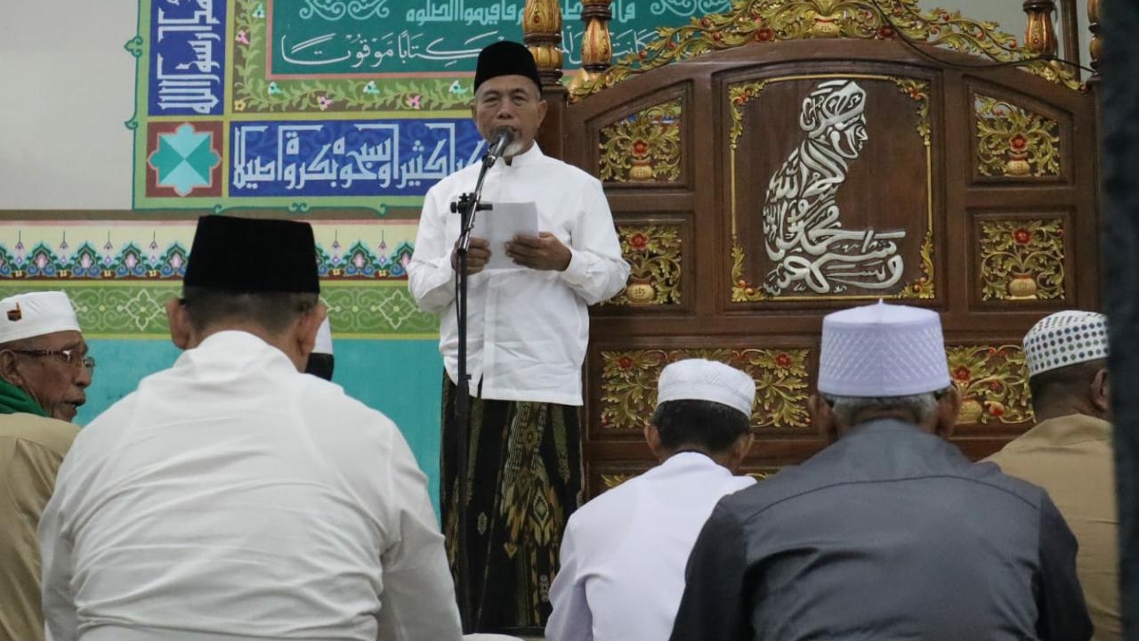 Bupati Mashuri saat Sholat Idul Fitri di Masjid Baitul Makmur, Sabtu (22/4)