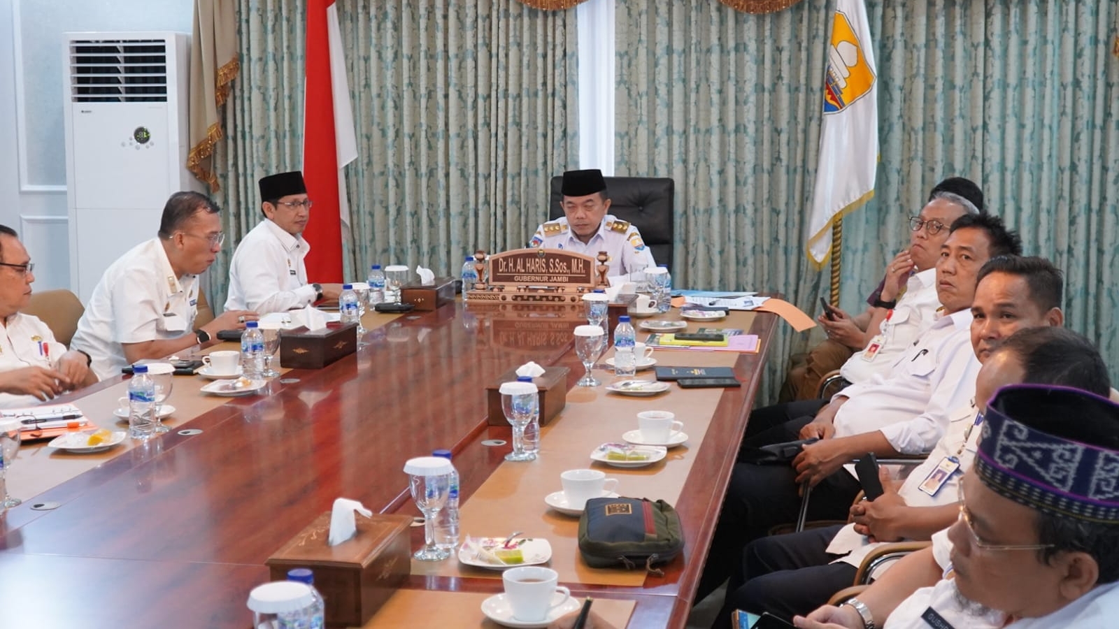 Gubernur Al Haris saat Rakor Kesiapsiagaan Bencana Kekeringan dan Karhutla, Rabu (26/4)