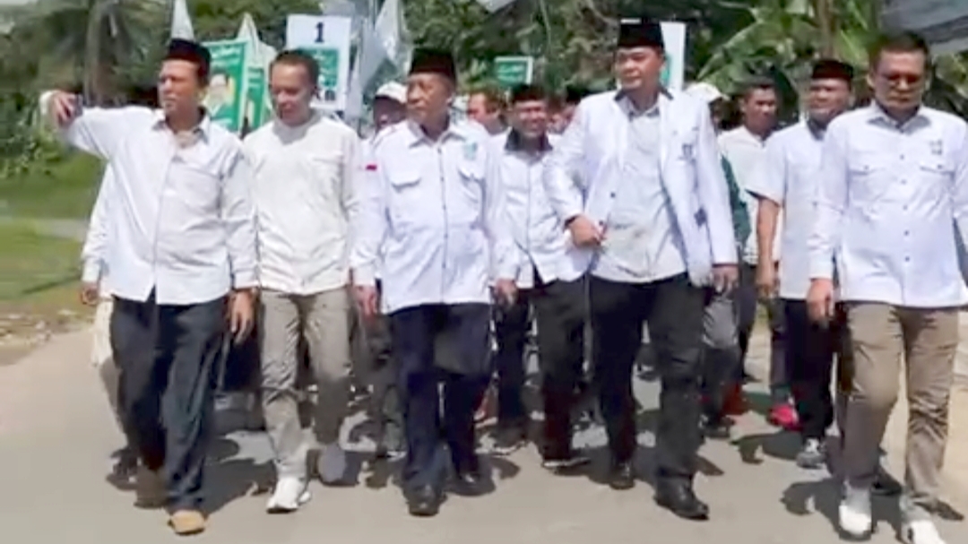 Hasan Mabruri disamping Abdullah Sani saat pendaftaran Bacaleg PKB ke KPU, Sabtu (13/5)