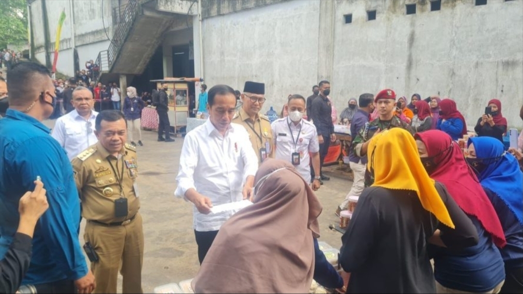 Presiden Jokowi saat kunjungi Pasar Talang Banjar Kota Jambi, Selasa (16/5)