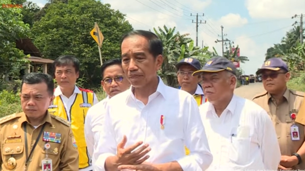 Presiden Jokowi saat meninjau ruas jalan Kota Jambi-Sungai Gelam, Selasa (16/5)