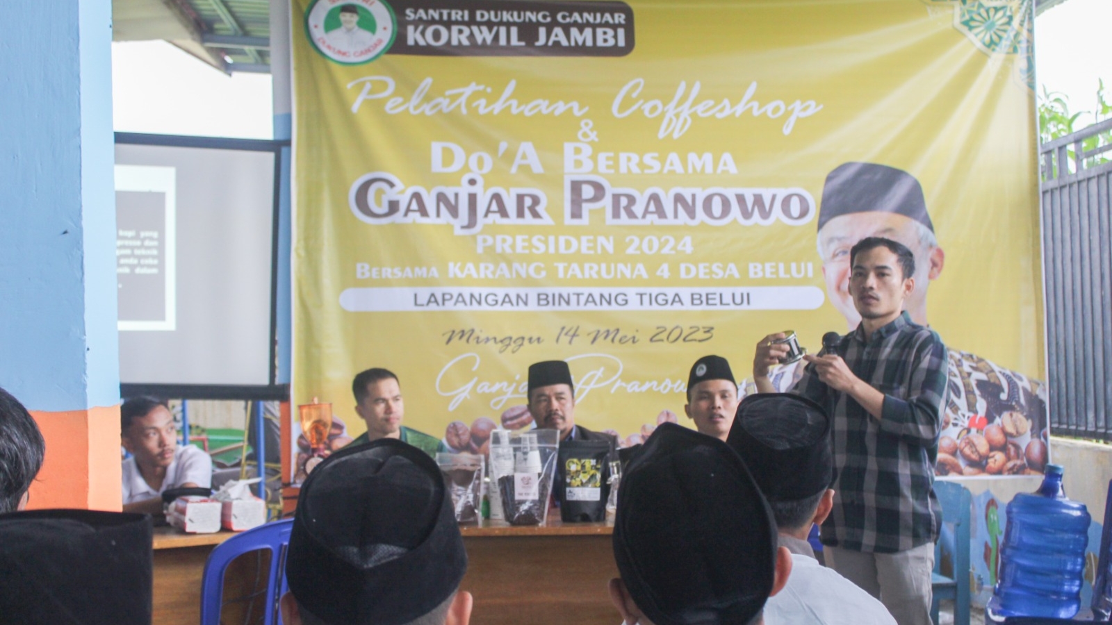 Sukarelawan santri dukung Ganjar saat adakan pelatihan training usaha coffe, Selasa (23/5)