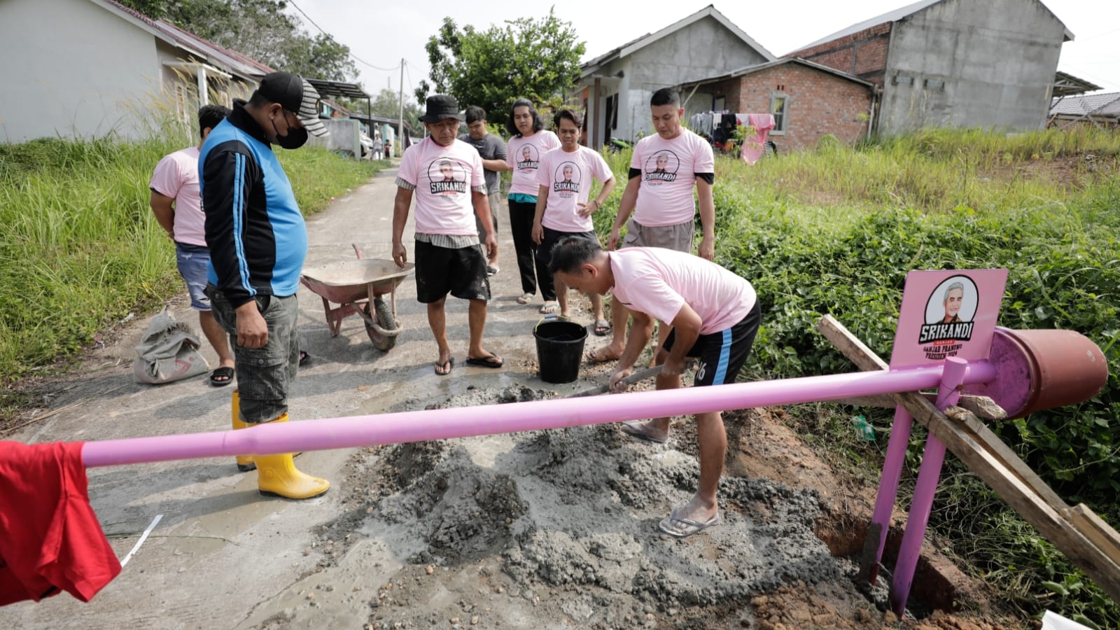 Srikandi Ganjar berikan bantuan portal untuk keamanan warga di Muaro Jambi, Minggu (4/6)
