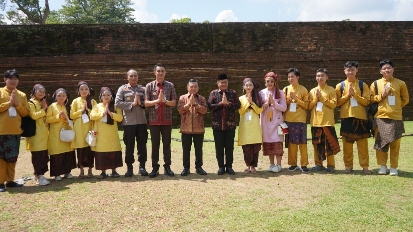 Al Haris saat Waisak bersama umat Budha Jambi 2567 BE/2023 M di Candi Muaro Jambi, Minggu (11/6)