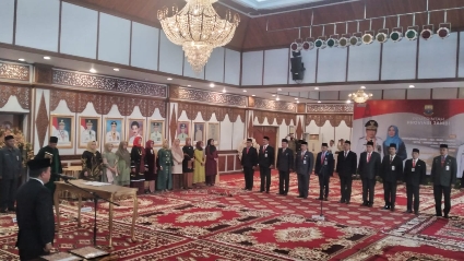 Al Haris saat lantik dan kukuhkan pejabat eselon ii Pemprov Jambi, Rabu (21/6)