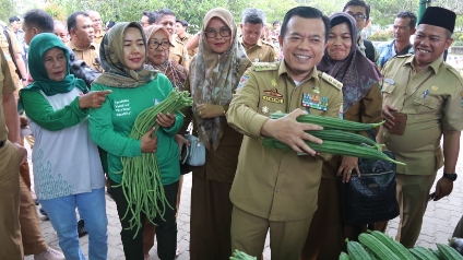 Al Haris launching gerakan pangan murah serentak di Batanghari, Senin (26/6)