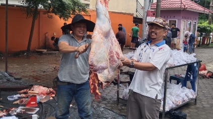 Keluarga besar Disdik Provinsi Jambi S
sembelih 5 hewan kurban, Sabtu (1/7)